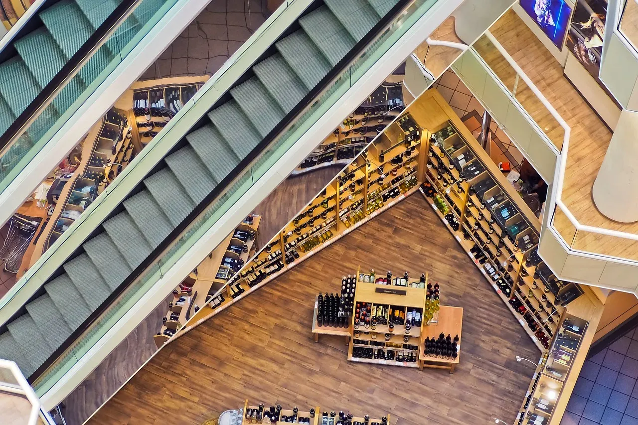 vue en plongée d’un rayon de magasin depuis les escalators