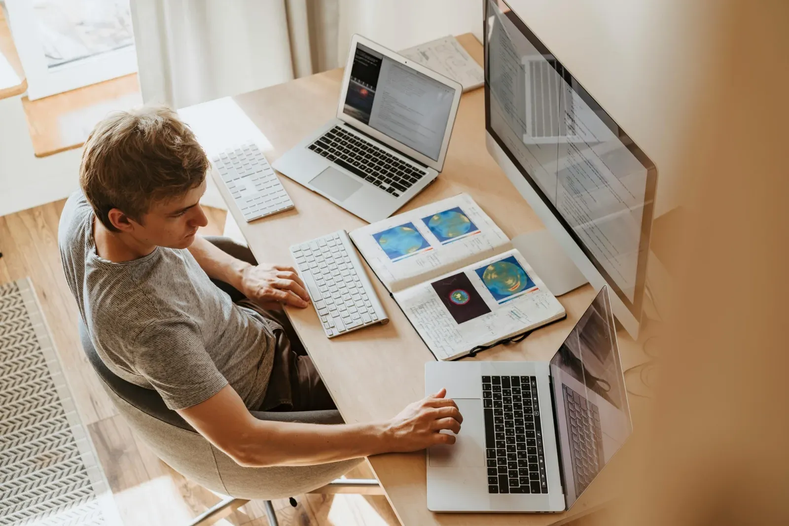 personne au bureau devant plusieurs écrans