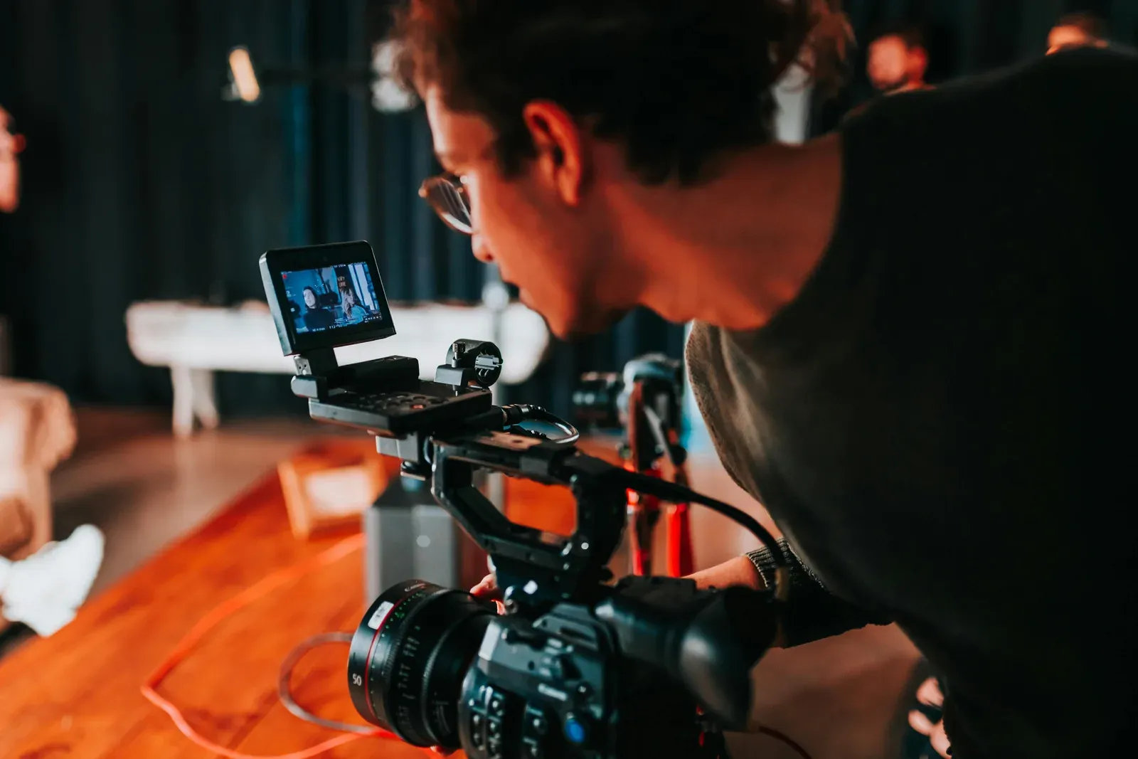 cadreur en tournage derrière une caméra