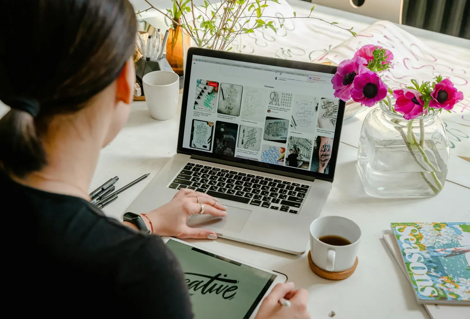 personne consultant des références graphiques sur un ordinateur portable