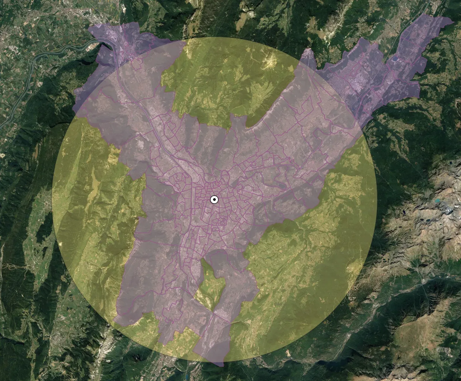 zone de chalandise circulaire superposée à une agglomération, en vue satellite
