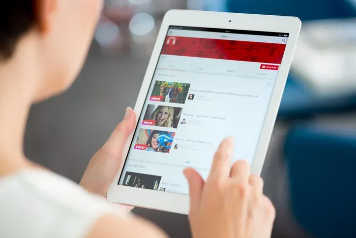 personne consultant YouTube sur une tablette