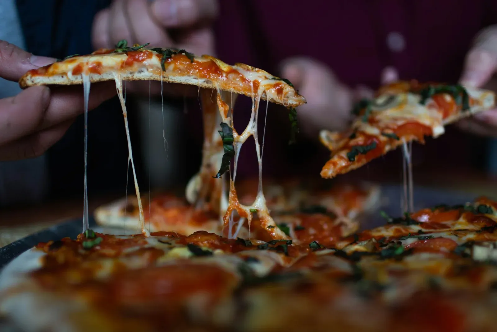 personnes mangeant une pizza