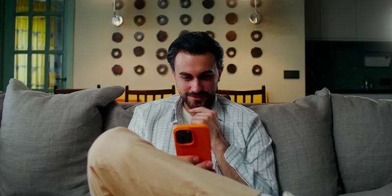 amateur reseaux sociaux sur son telephone qui scrolle