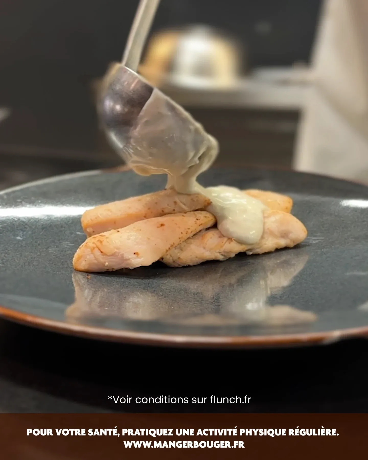 Créa vidéo Flunch : la sauce gorgonzola nappée sur le plat.