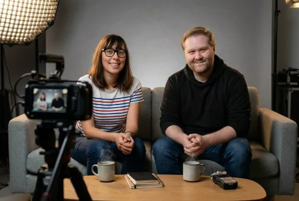 Chloé Pelletier et Maxence Marchal en plateau d'interview, assis côte à côte face à la caméra : une image générée avec JingleGen, l'outil dont parle l'article.