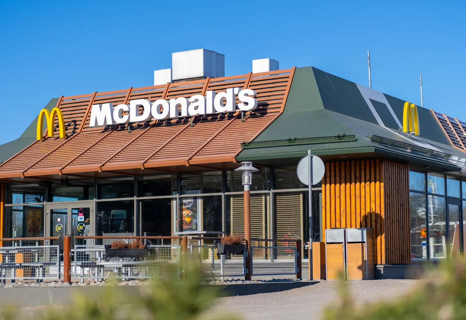 Façade d'un restaurant McDonald's, sous un ciel bleu.