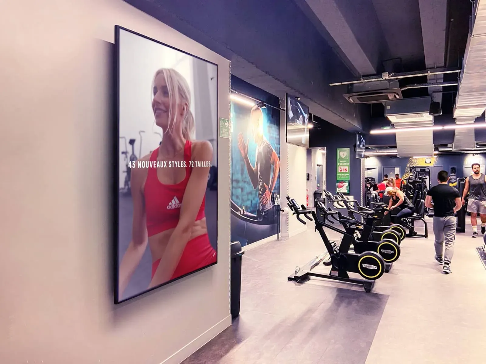 écran publicitaire dans une salle de sport
