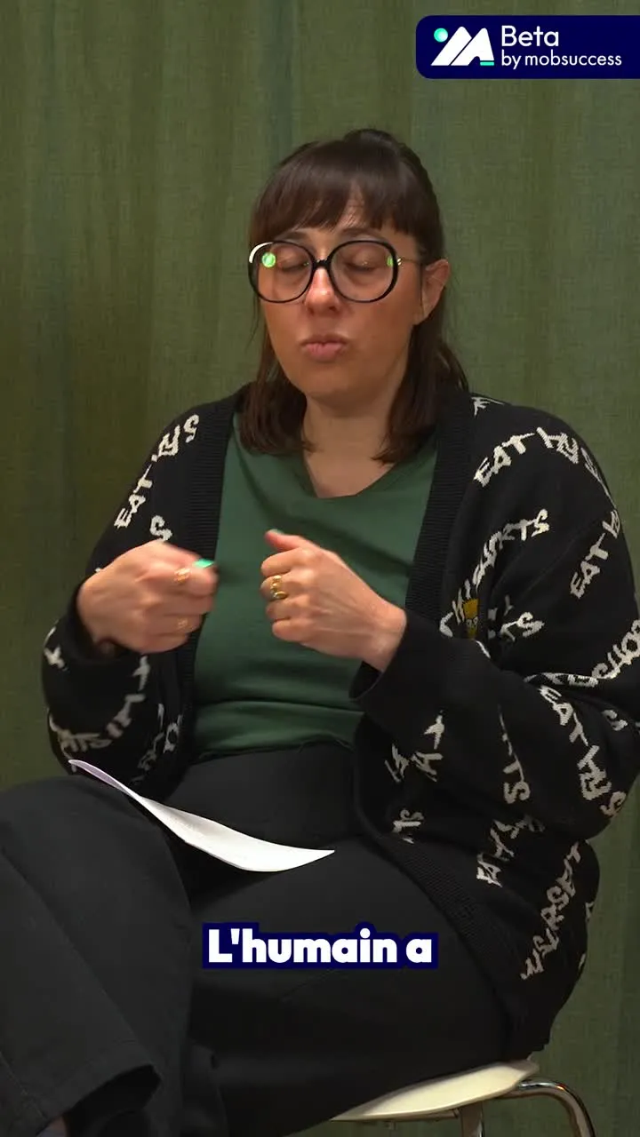 Arrêt sur image de la capsule : Chloé Pelletier, assise, en train de répondre.