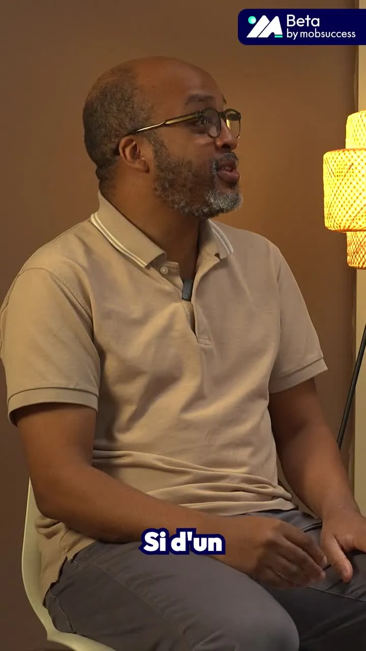 Arrêt sur image de la capsule : Ahmat Faki, assis dans le décor de l'interview, en train de répondre.