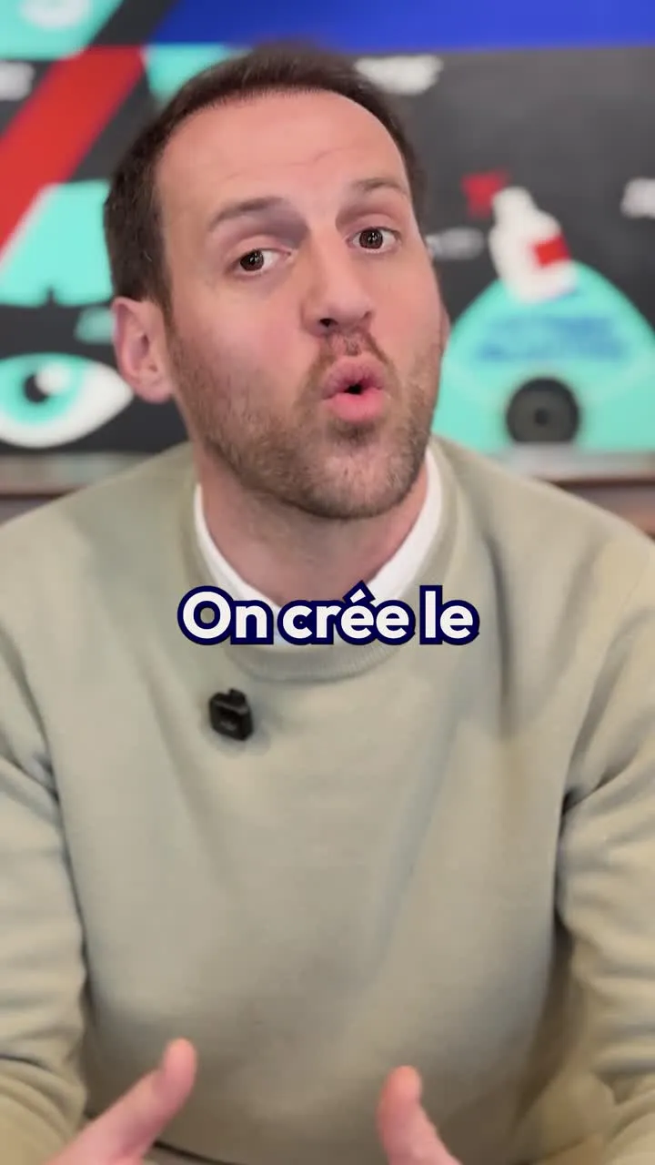 Arrêt sur image de la capsule : Simon Camuzet, en gros plan, en train de répondre.