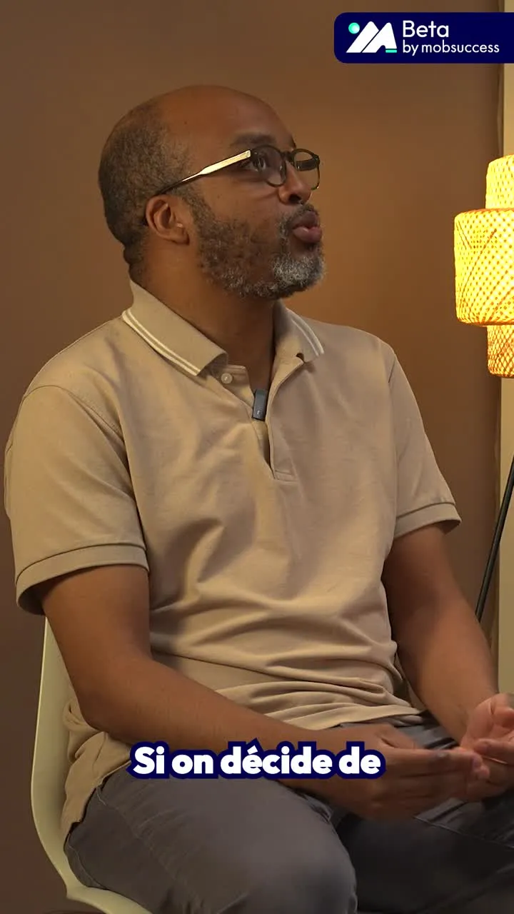 Arrêt sur image de la capsule : Ahmat Faki, assis dans le décor de l'interview, en train de répondre.