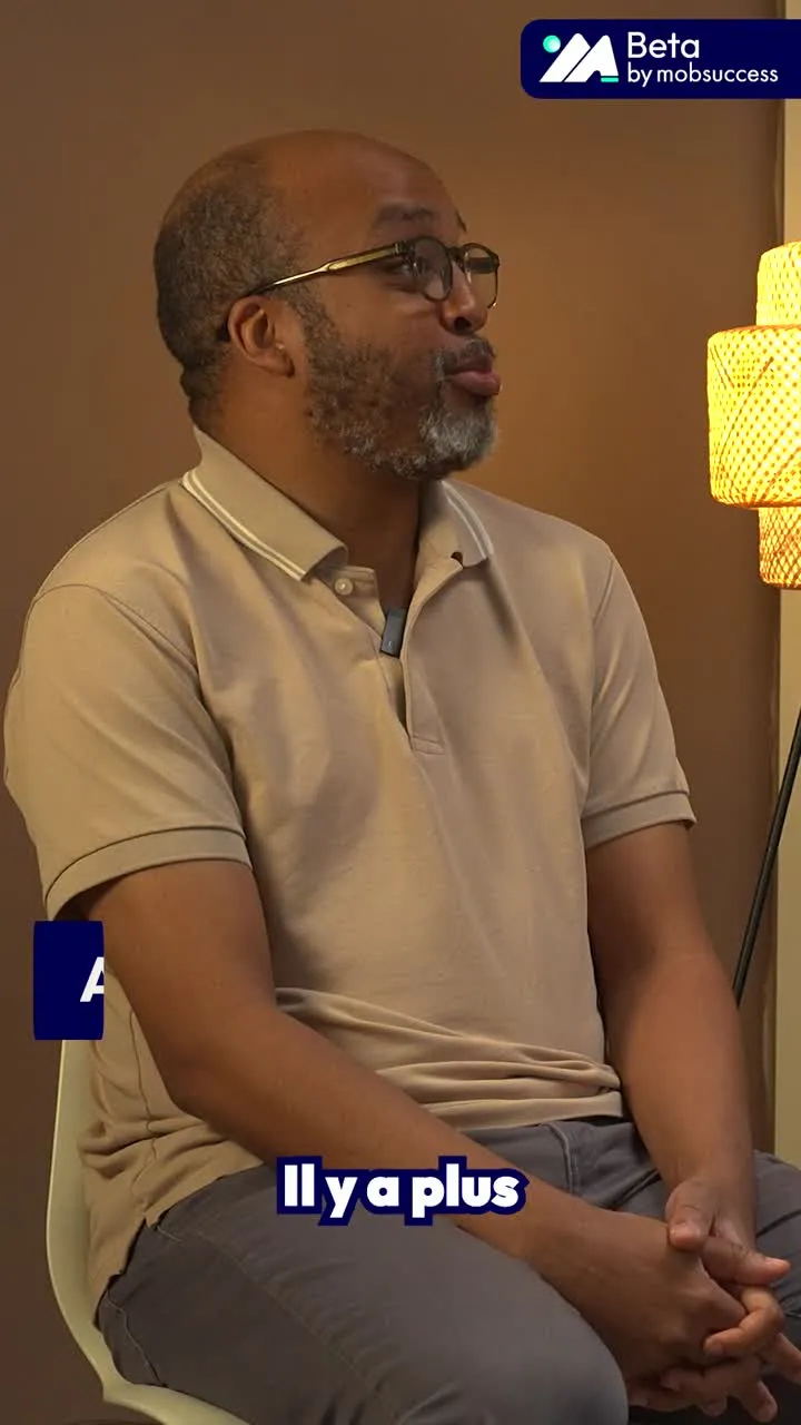 Arrêt sur image de la capsule : Ahmat Faki, assis dans le décor de l'interview, en train de répondre.