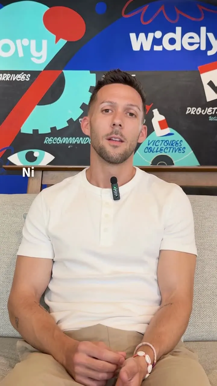 Arrêt sur image de la capsule : Nicolas Saraiva, assis sur un canapé, en train de répondre.