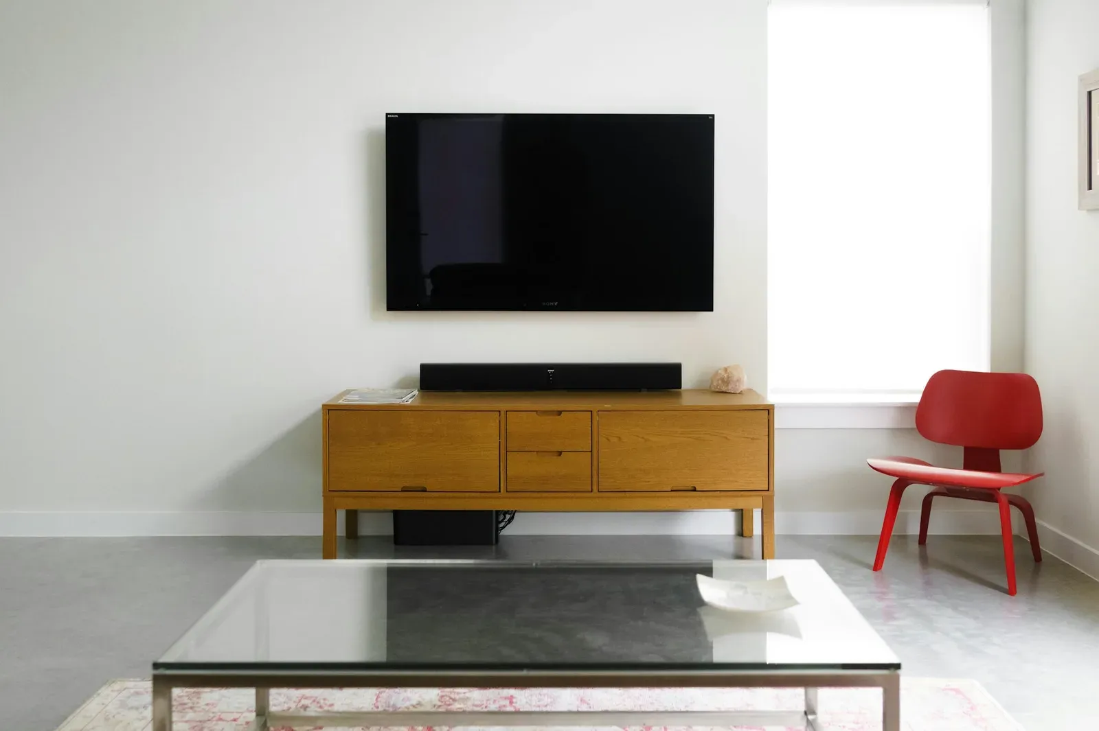 télévision et barre de son dans un salon