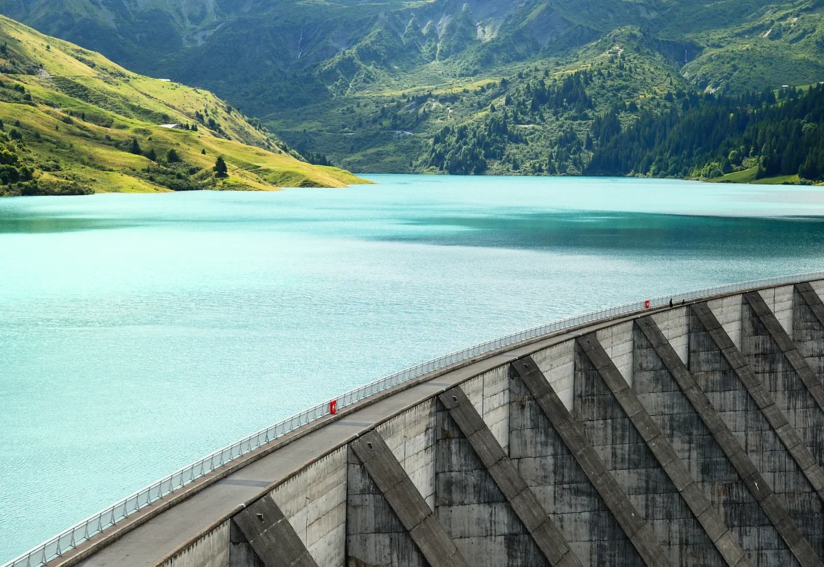 Barrage hydroélectrique et son lac de retenue, en montagne.